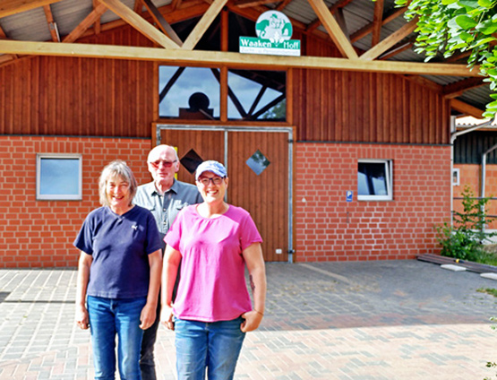 Familie Hemme vor dem Eingang zum Waaken-Hoff Stallgebäude in Wedemark Hannover